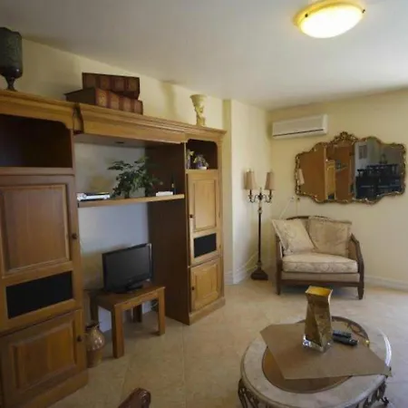 度假居 Comfortable House For 10 Persons, With Swimming Pool 罗希姆诺