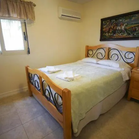Comfortable House For 10 Persons, With Swimming Pool 度假居